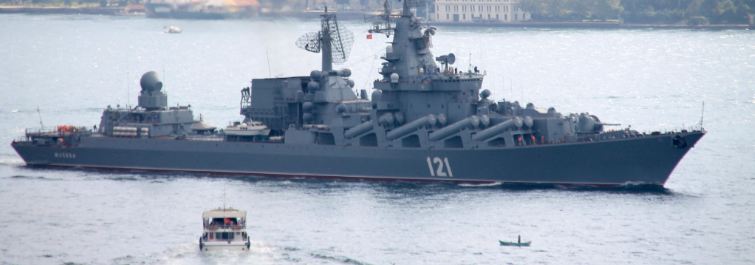 Минобороны России: крейсер «Москва» находится на плаву, его отбуксируют в порт